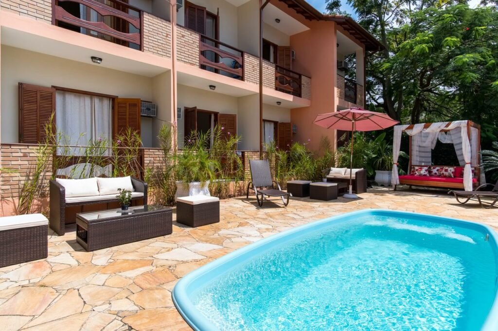 Piscina ao ar livre em área comum da Pousada Mar Azul, uma das pousadas em Ubatuba