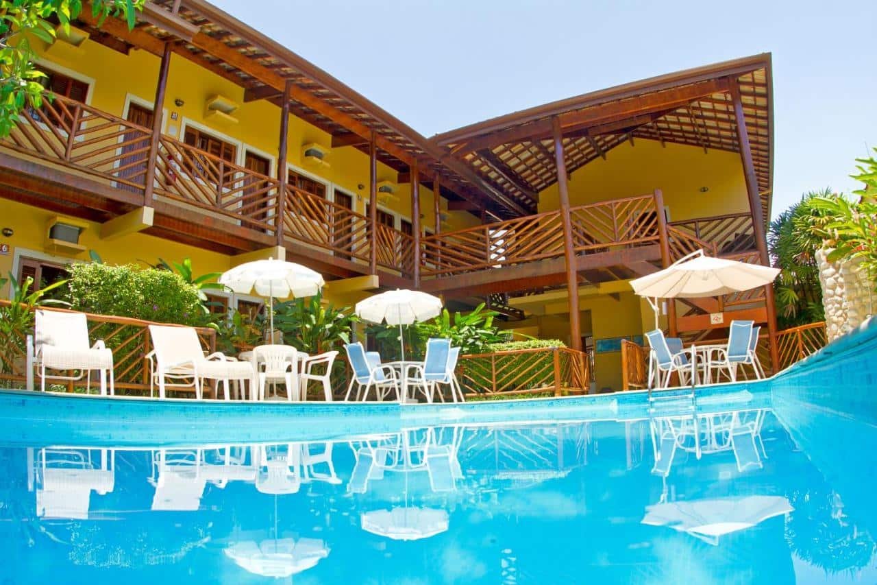 Piscina na área externa da Pousada Maui, uma das pousadas em Ubatuba