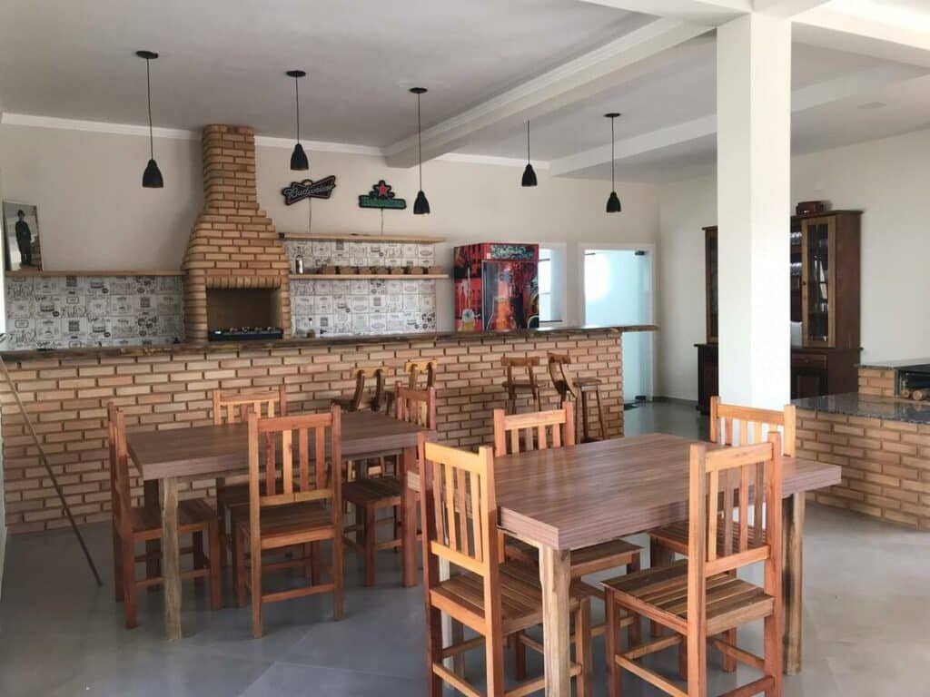 Cozinha e área compartilhada com churrasqueira da Pôr do Sol