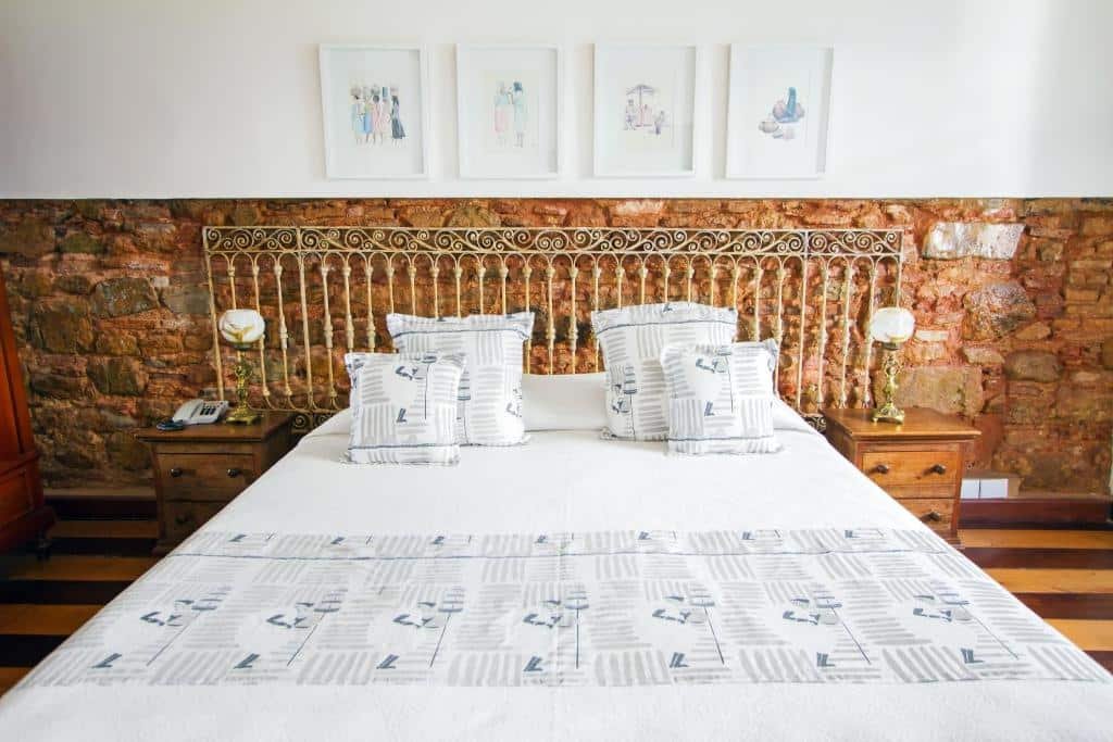 Cama de um dos quartos da Pousada Solar dos Deuses. em Salvador.