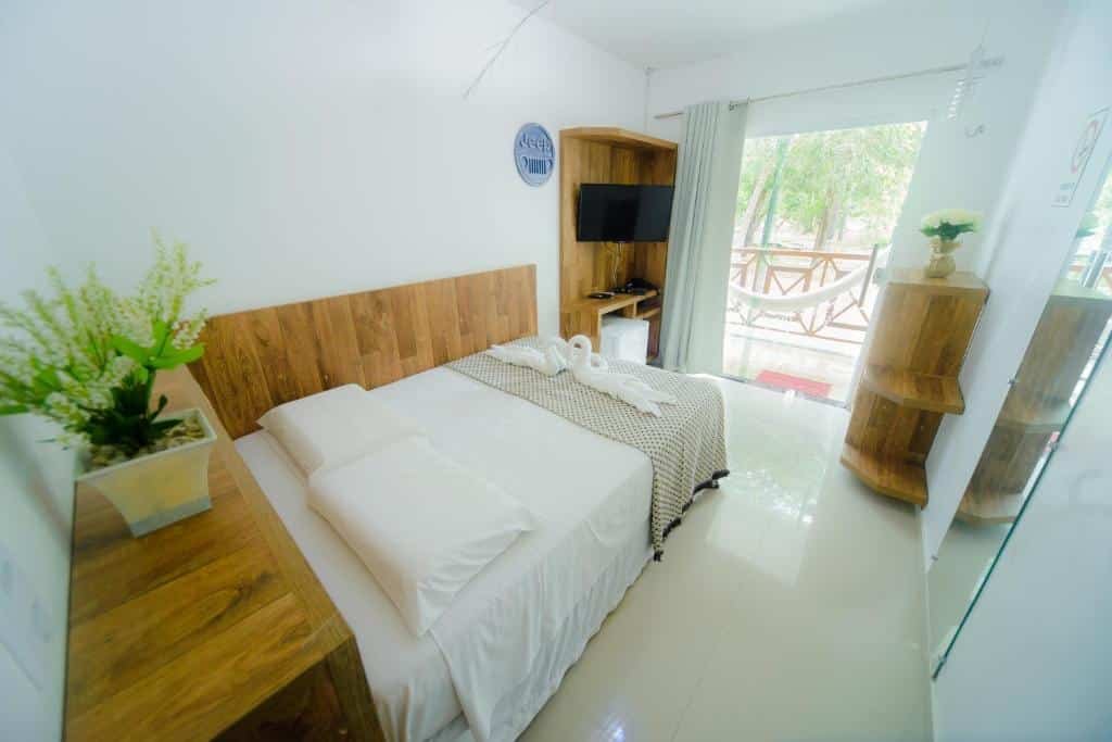 Quarto da Pousada Toca dos Aventureiros, com cama de casal e varanda com rede