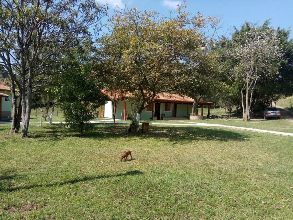Área externa arborizada da Pousada Viajantes do Tempo, em Cunha