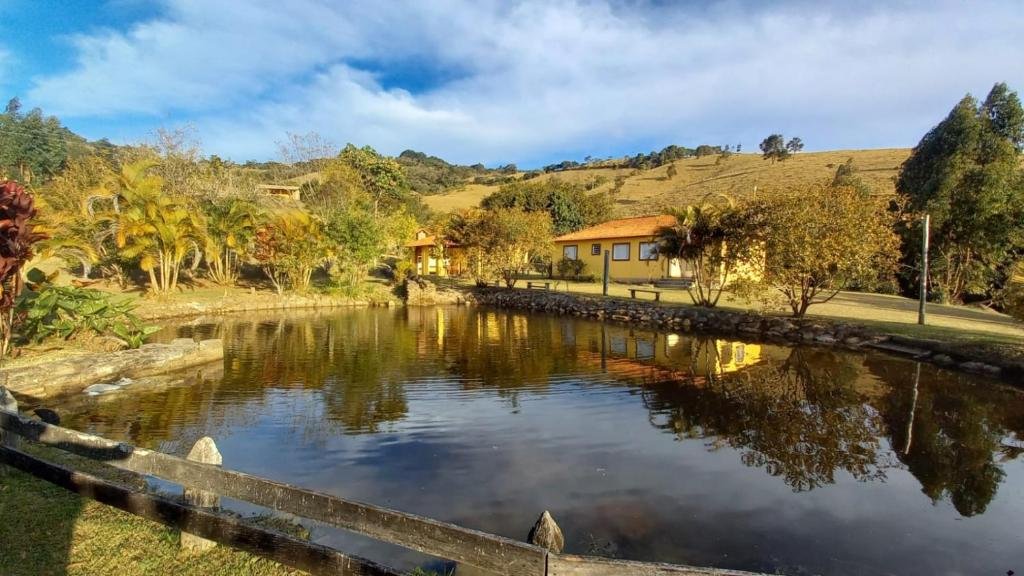 Lago e casa Pouso das Cachoeiras