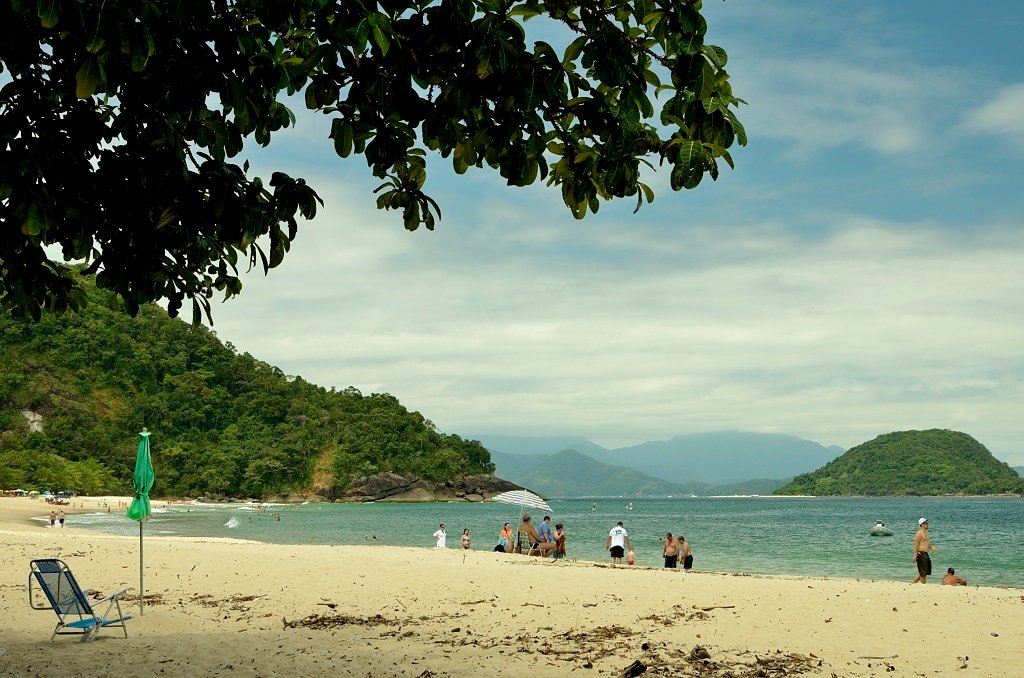 Imagem da praia do Félix, durante o dia com faixa de areia a frente e ao fundo algumas pessoas perto mar e ao fundo o mar.