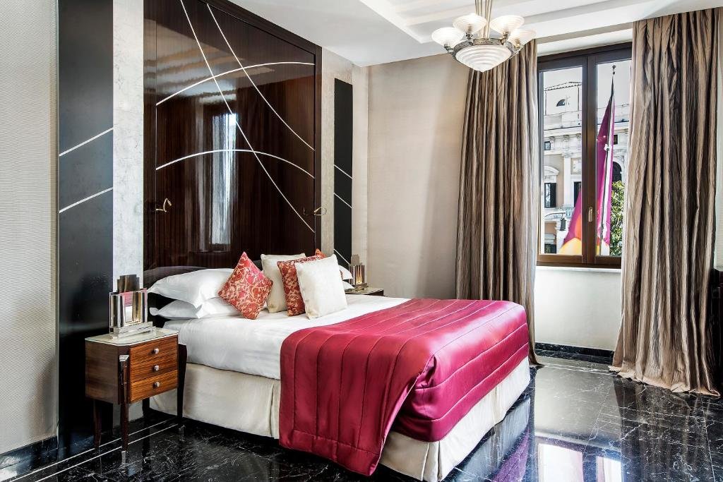 quarto amplo do Baglioni Hotel Regina em Roma