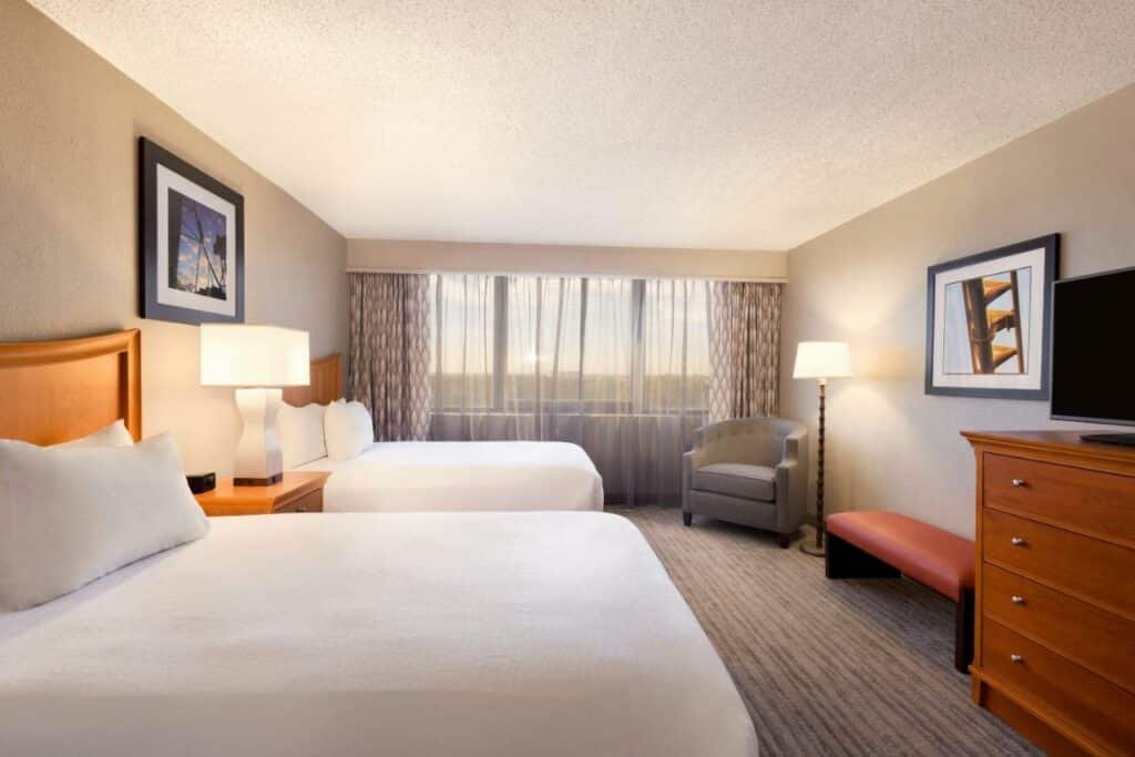 quarto do Embassy Suites by Hilton Orlando International Drive ICON Park um dos hotéis baratos em Orlando