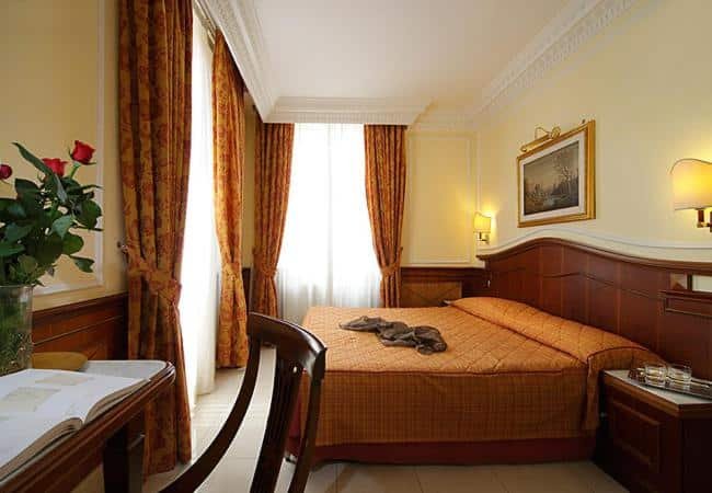 quarto com janelas no Hotel Hiberia em Roma