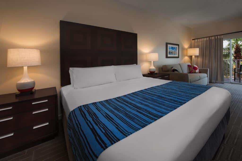 quarto com cama grande de casal, móveis de madeira do Marriott