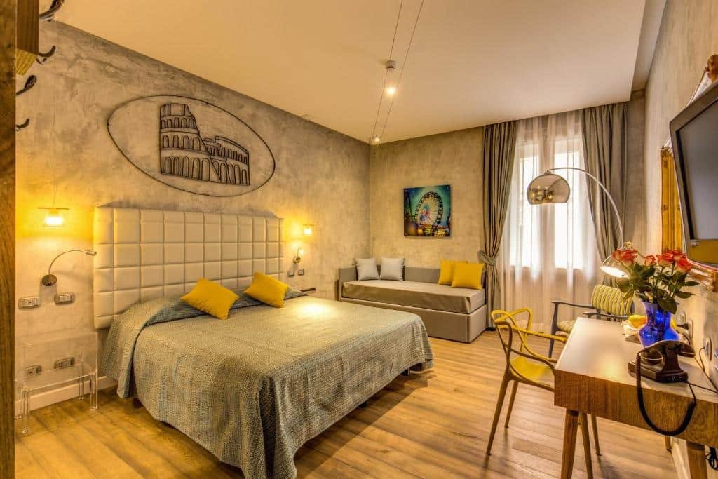 quarto do Parlamento Boutique Hotel, um dos melhores hotéis perto da Fontana di Trevi em Roma, com cama de casal grande, mesinha e luminária de ambos os lados, sofá-cama, quadros na parede, mesinha a cadeira à frente, janela com cortinas leves e detalhes em amarelo por todo quarto