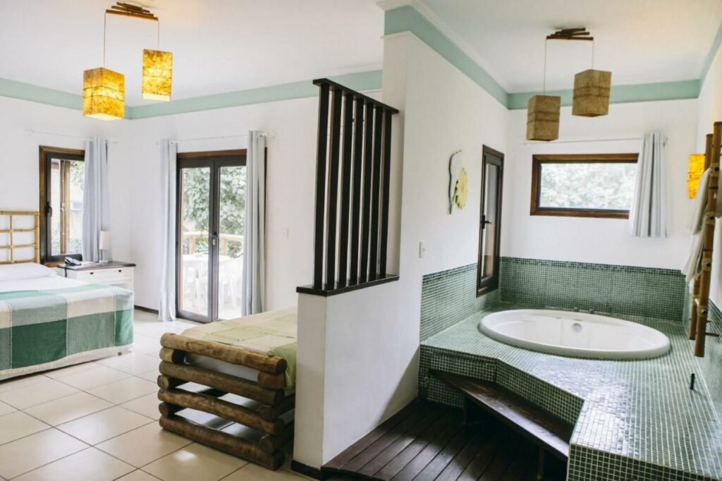 quarto com hidro na Pousada Porto Mare em Maresias
