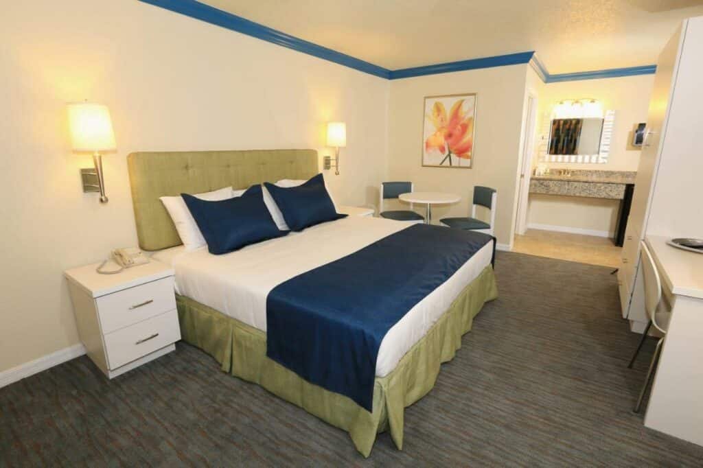 quarto do SureStay Plus by Best Western Orlando International Drive um dos hotéis baratos em Orlando