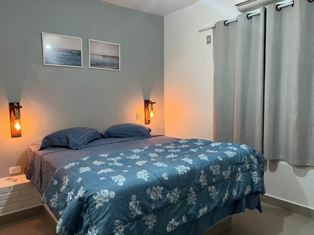 Quarto da Casa Vivá Guaeca com cama de casal do lado esquerdo da imagem.
