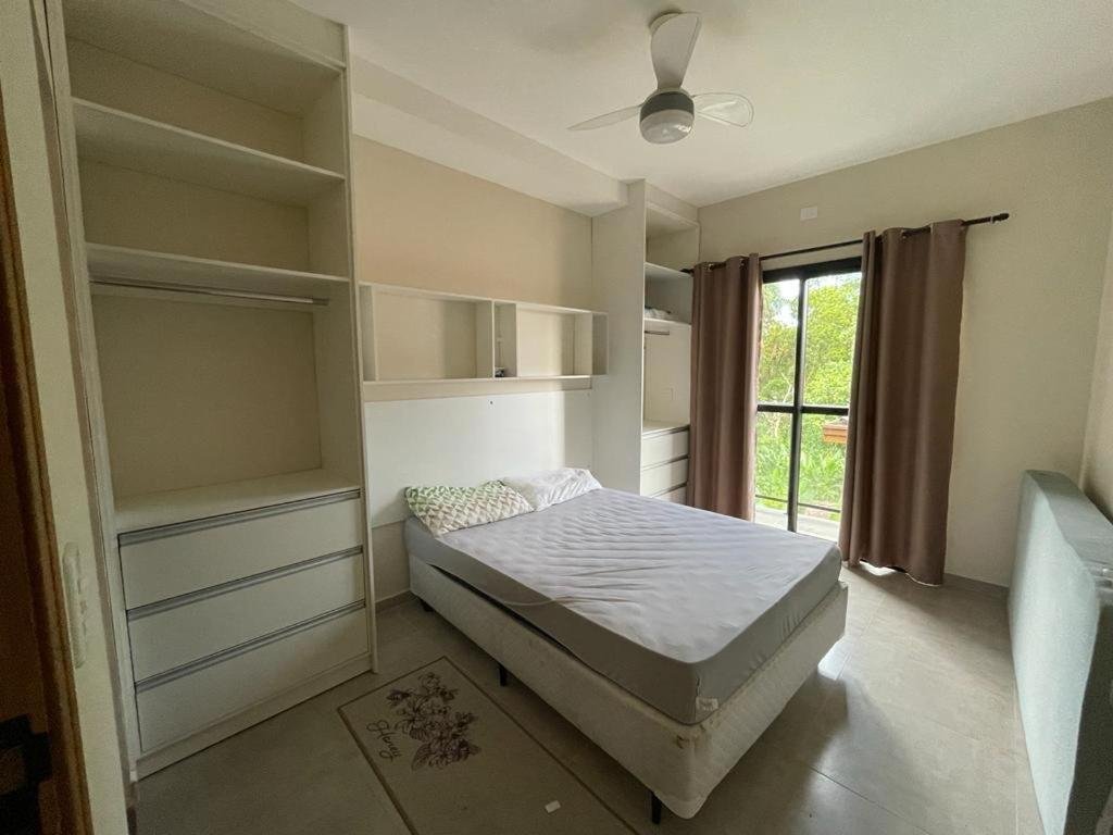 Quarto da Lagoinha-Vista do Pontal Ubatuba-SP com cama de casal do lado esquerdo da imagem. Representa airbnb na praia da Lagoinha.