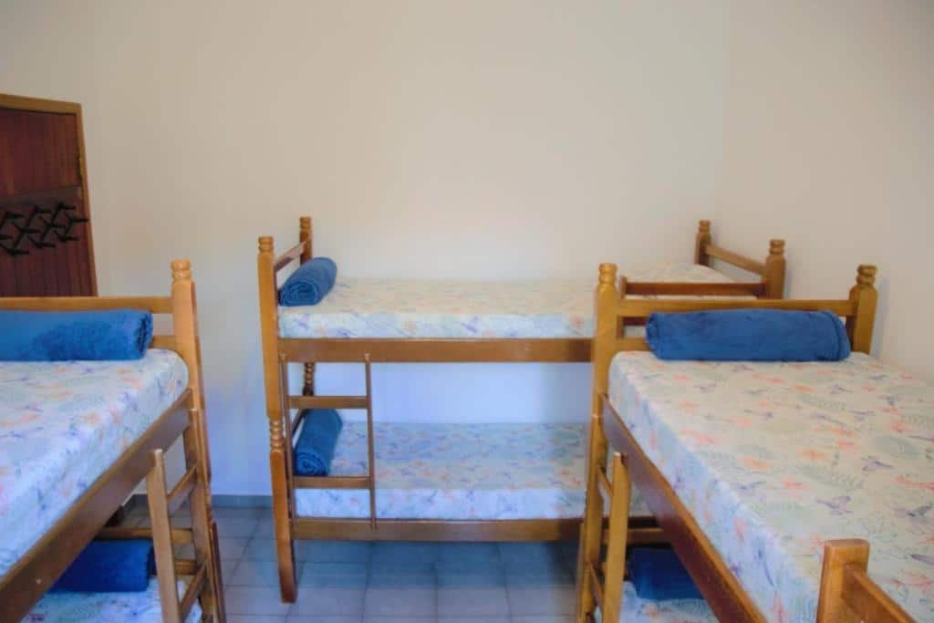 Quarto no Marujo Hostel com três beliches, para representar hostels em Ubatuba