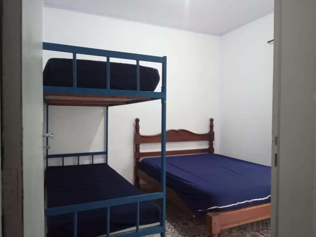 Quarto do Recanto dos Guedes. Uma cama de casal do lado direito e uma cama de beliche do lado esquerdo. Foto para ilustrar post sobre airbnb em Ubatumirim.
