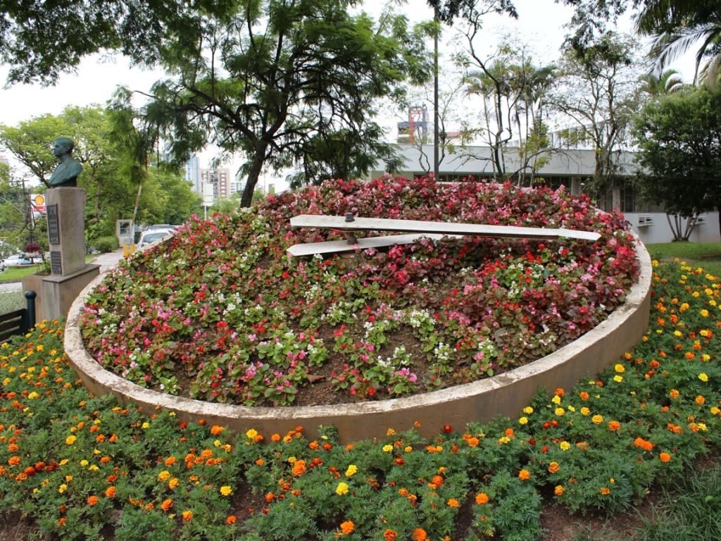 Grande relógio de flores em Blumenau (SC).