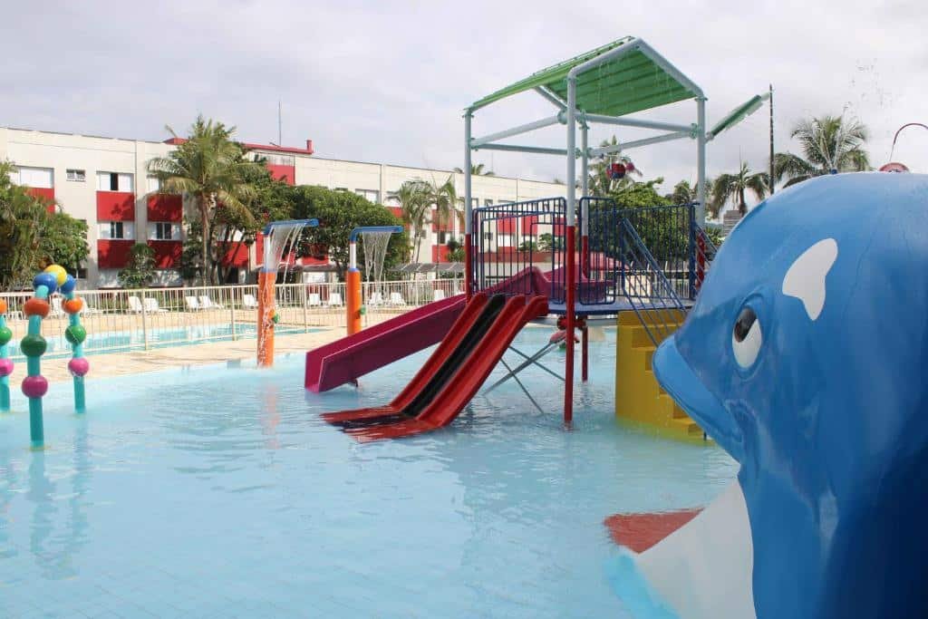 Piscina com brinquedos para crianças do Satélite, um dos hotéis em Itanhaém