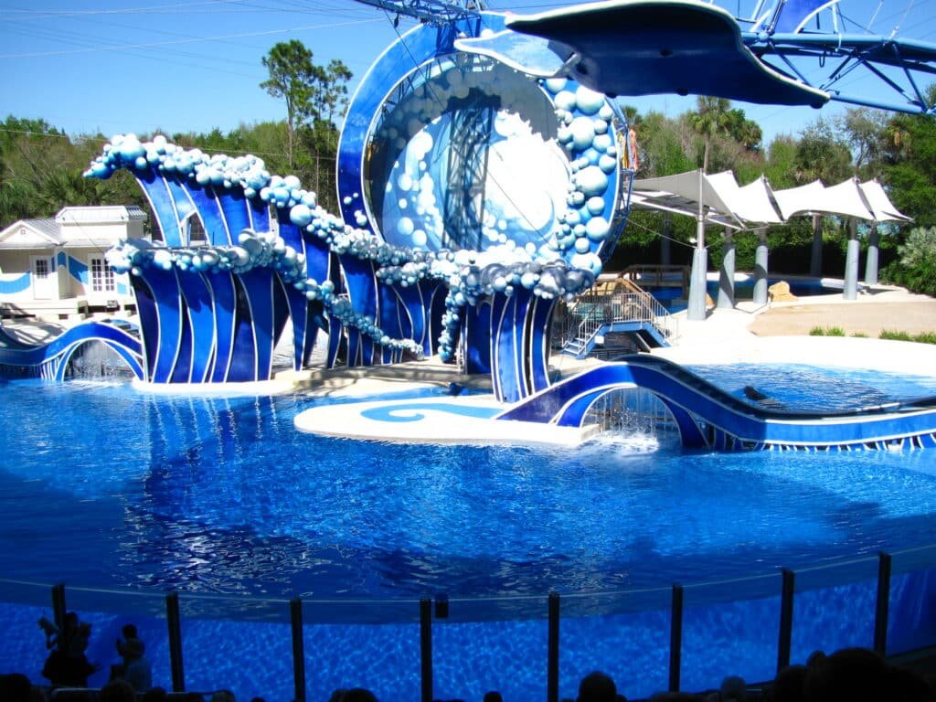 vista do Palco do Seaworld, com um tanque de vidro enorme e objetos e escadas que remetem a ondas