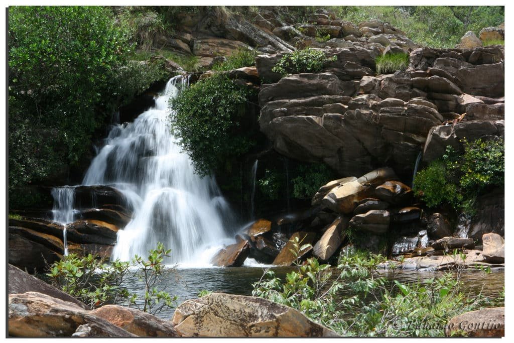 Cachoeira Serra Morena em meio a pedras e vegetação.