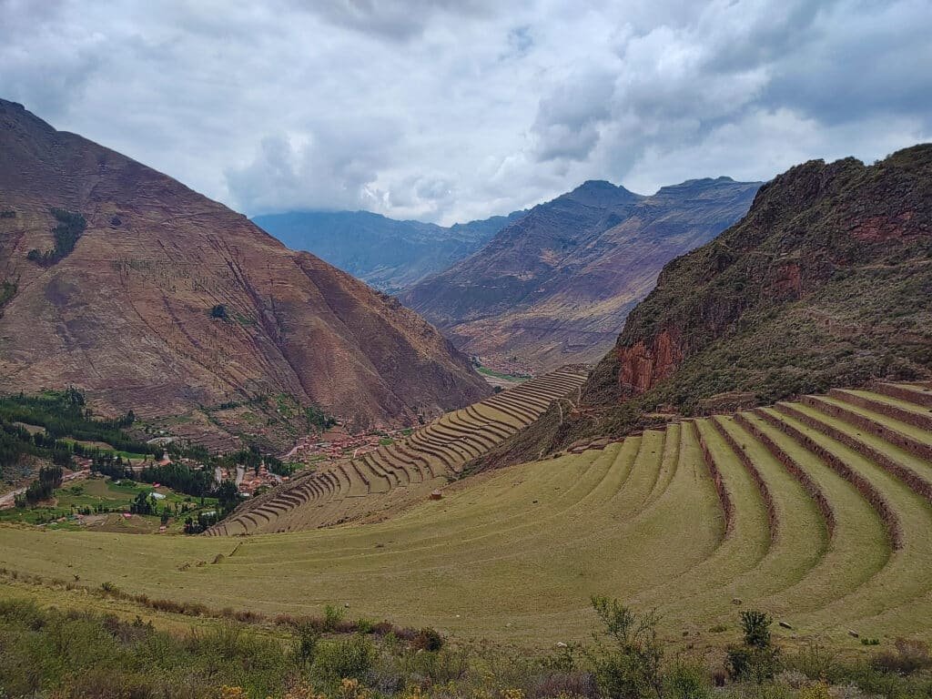 vista panorâmica do sítio arqueológico de pisaq onde é possível ver vários degraus de agricultura na terra, entre as montanhas peruanas do Vale Sagrado dos Incas