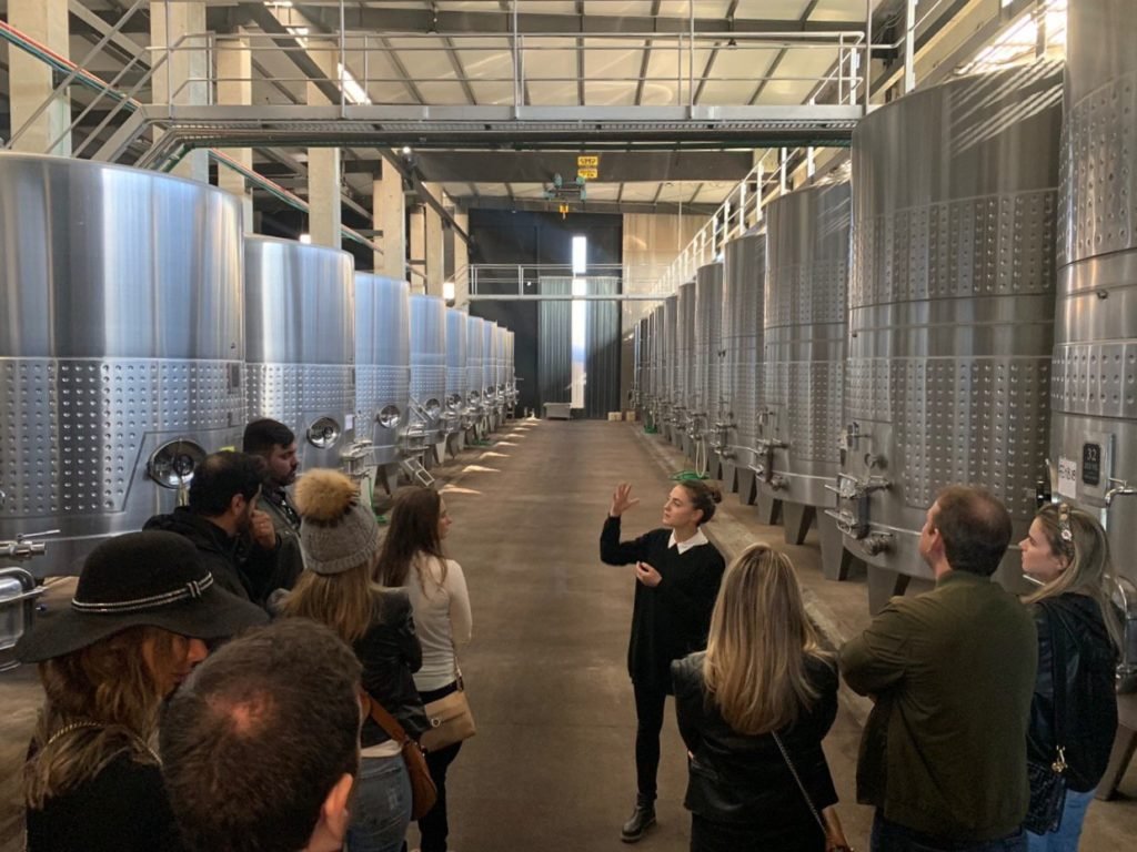 Vista dos tonéis de metal para vinho na vinícola Viña Cobos. Foto: Bruno Tavares do Dicas de Viagem.