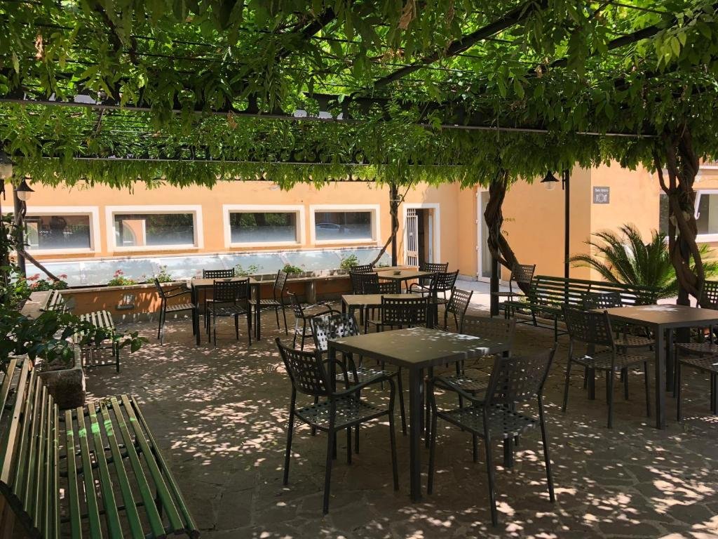 terraço coberto do DNB House Hotel uma das opções de hotéis em Roma