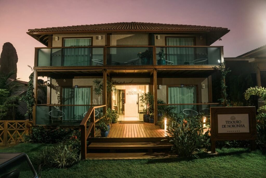 Fachada da casa principal da Tesouro de Noronha, uma das dicas de pousadas em Fernando de Noronha