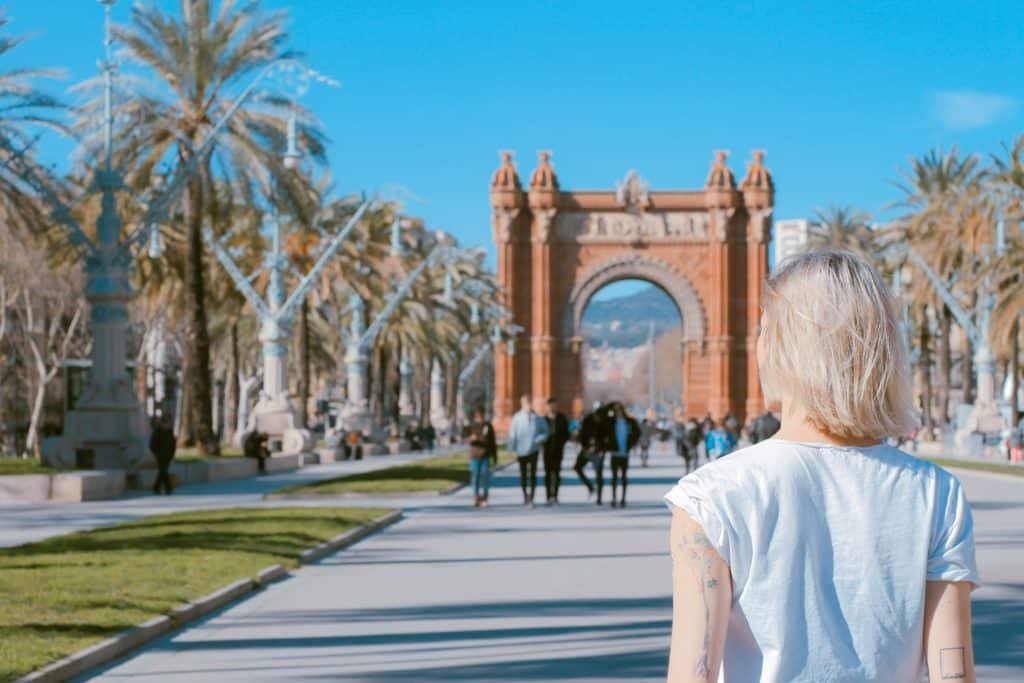 chip de internet no celular para visitar o arco do triunfo em barcelona na espanha