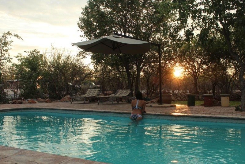 Mulher na piscina na África Foto: Dayana Souza