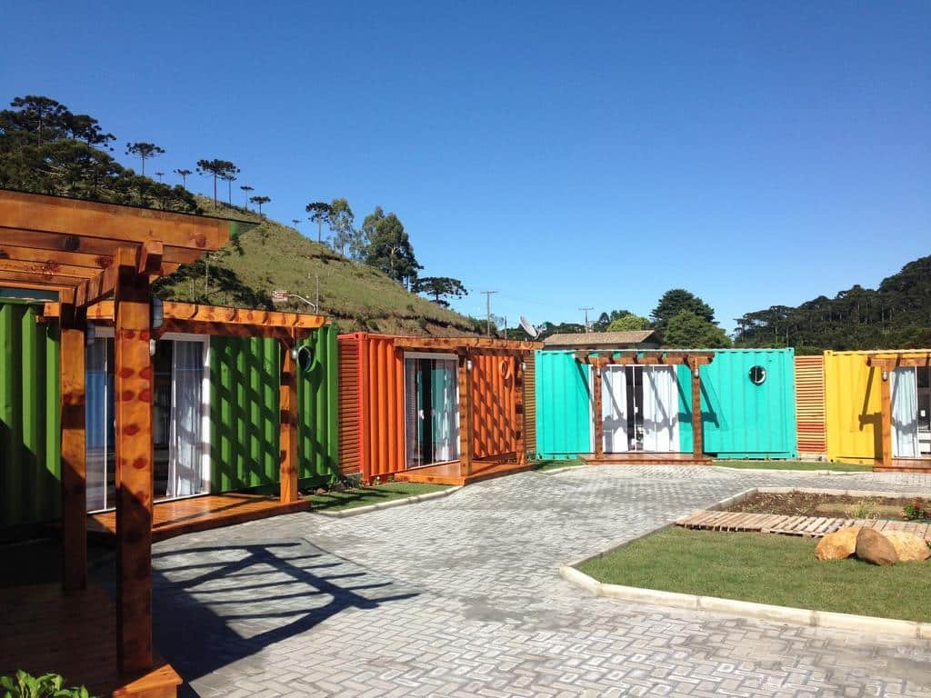 Vista do pátio central da Villa dos Ventos Hospedagem Container, onde é possível ver os containeres coloridos.