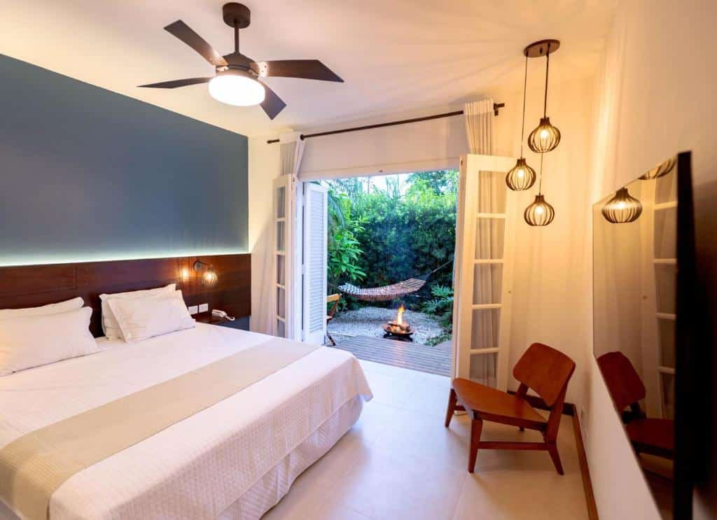 Quarto com cama de casal na Villa Sapê Pousada, uma das pousadas em Ubatuba