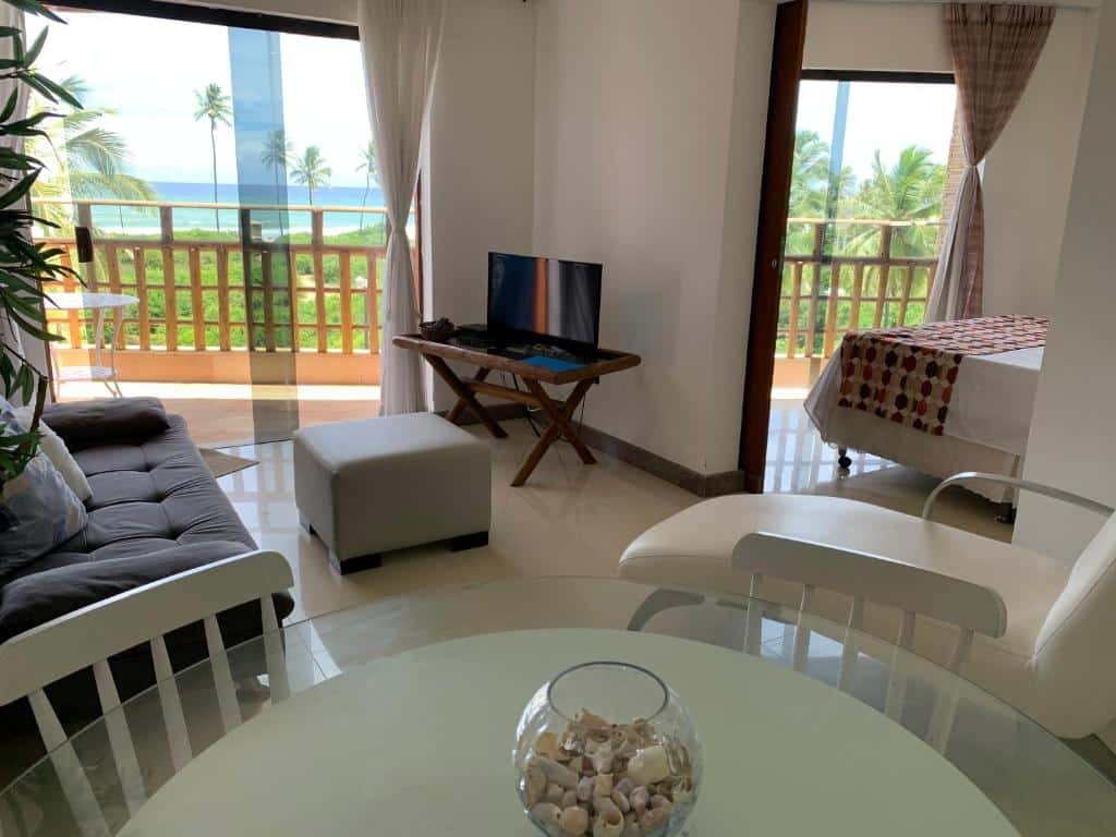 Interior e varanda do Villagio Orizzonte, em Salvador.