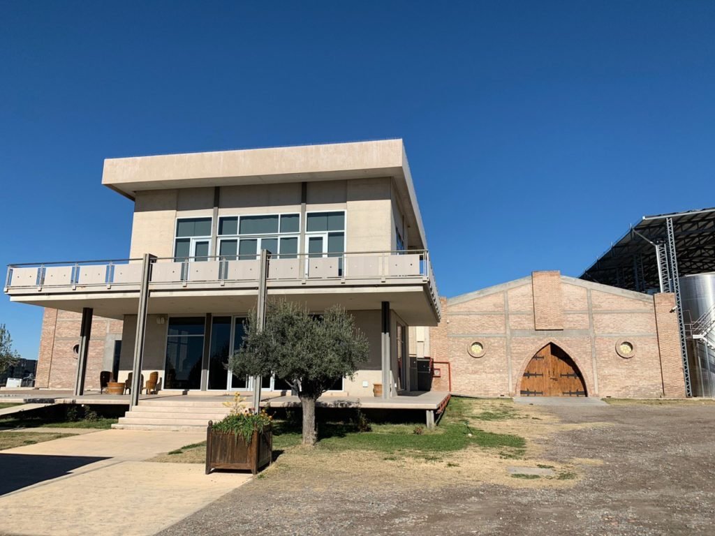 Construção na bodega Domaine Bousquet, em dia de céu muito azul e sem nuvens. Foto: Bruno Tavares.