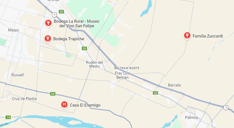 Mapa mostrando a região de Maipú, na Argentina, com destaque para várias vinícolas. As vinícolas Bodega La Rural - Museo del Vino San Felipe, Bodega Trapiche e Familia Zuccardi estão marcadas com ícones de taças de vinho. A Casa El Enemigo está marcada com um ícone de garfo e faca, indicando um restaurante.