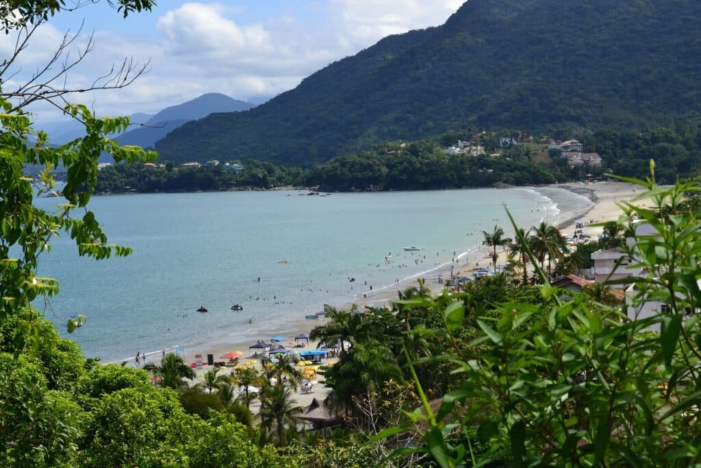 Vista de uma das praias de Ubatuba, com vegetação ao redor