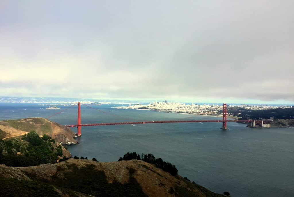 Vista da Ponte Golden Gate com a cidade de São Francisco ao fundo sob um céu nublado.
