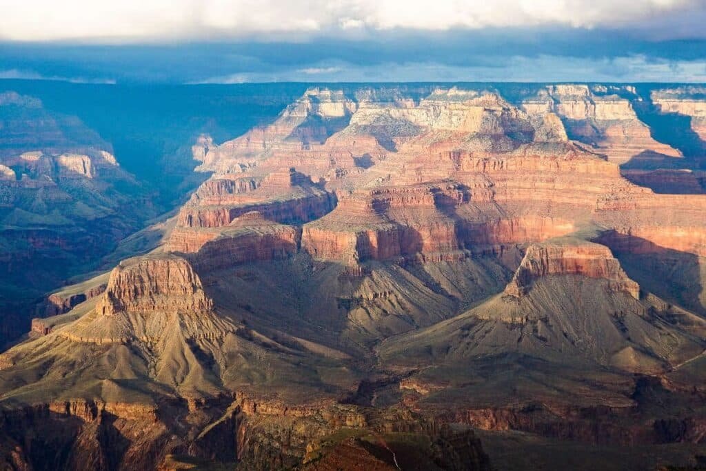 Vista do Grand Canyon de uma parte alta. A foto foi tirada durante o dia, então é possível ver todos os detalhes e o horizonte. Esse passeio é uma ótima dica de o que fazer em Las Vegas.