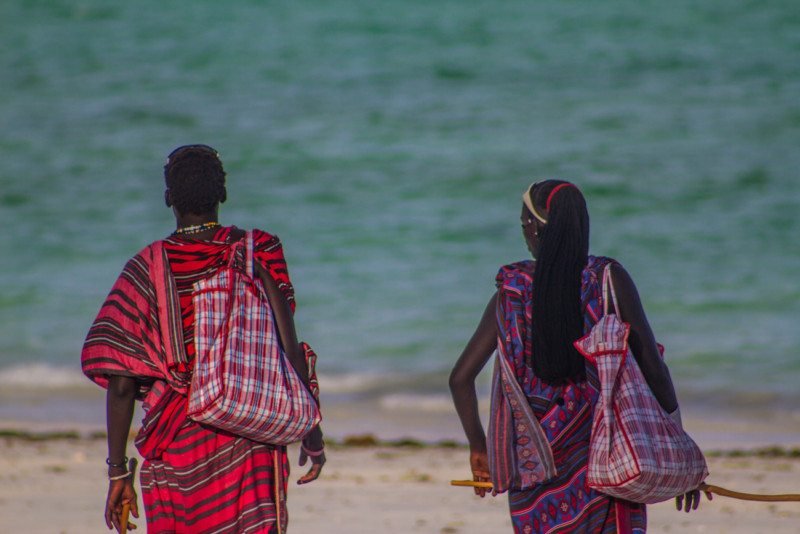 Africanos oferecendo tours aos turistas